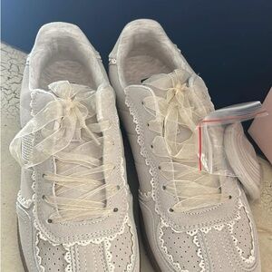 Chic Lace-Trimmed Women's Sneakers